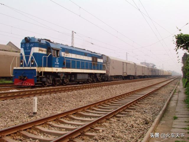 过去二三十年铁路车站最常见的一款调车机车（东风5型机车）